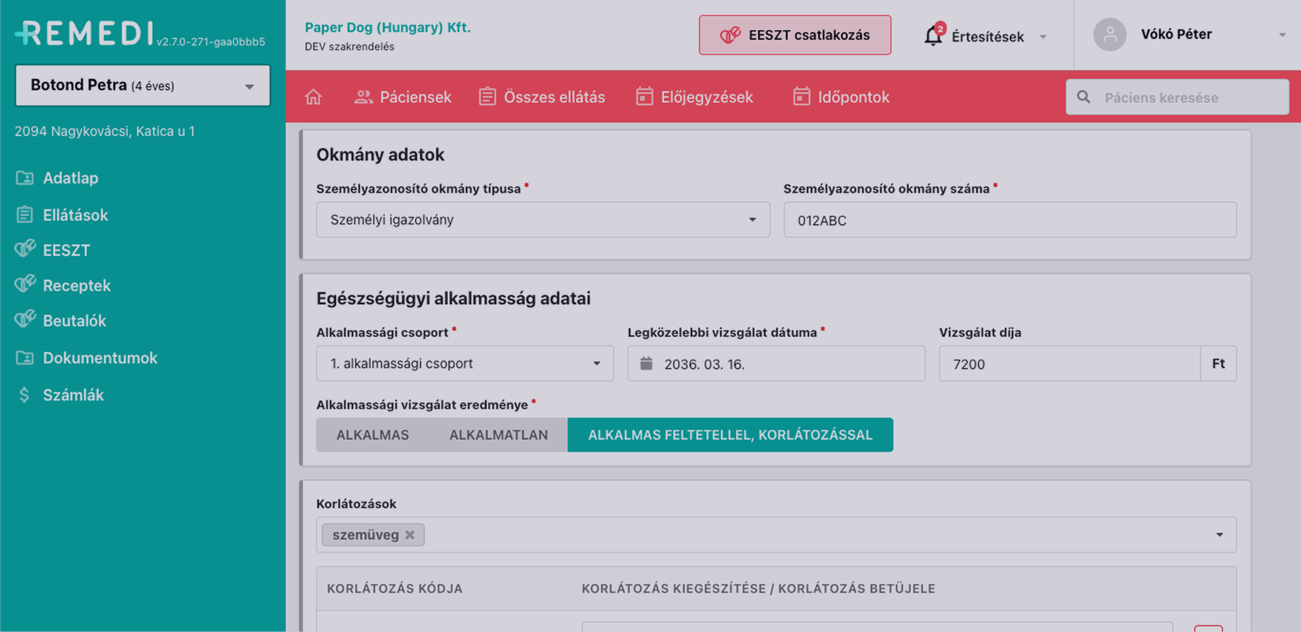 Orvosi szoftver felülete, amely egy páciens receptadatait mutatja, valamint egy stilizált orvosfigurát, aki egy tablettát ábrázoló illusztrációt tart.